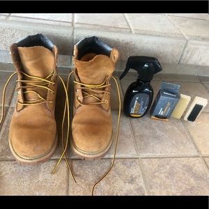 Women’s Timberland boots w/ cleaning set!